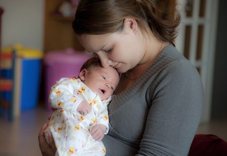 Não importa se você é mãe de primeira viagem ou experiente, o assunto amamentação quase sempre chega acompanhado por dúvidas. “Uma das dúvidas mais comuns é sobre o tempo necessário que o bebê deve se alimentar apenas de leite materno. O indicado é que a amamentação seja exclusiva até os seis meses e, após esse período, ela seja intercalada com sopinhas e purês”, afirma a médica Daniela Peyneau, coordenadora da UTI neonatal do Complexo Hospitalar Niterói (CHN). Veja agora mitos e verdades sobre o tema: