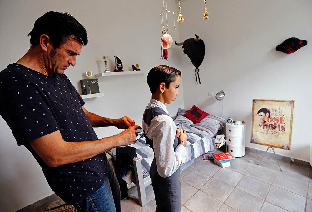 O pai de Solal, Christian, prepara o filho para participar
de uma “becerrada”. Durante a primavera, os estudantes aproveitam para tourear
bezerros