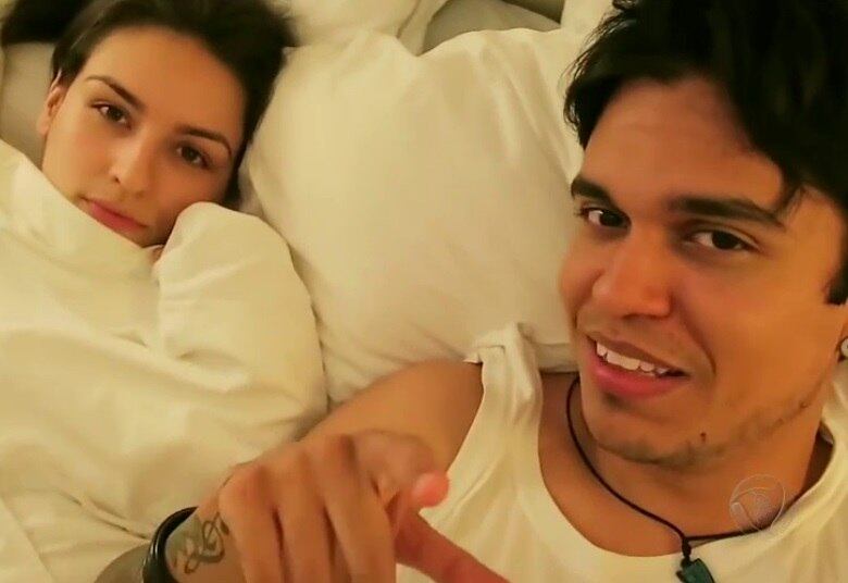 Quando o assunto é a curitibana, os olhos do Youtuber chegam
a brilhar e ele é só elogios à amada. Para agradar os fãs, os dois estão sempre
preparados com a câmera na mão para gravar um pouco os momentos a dois.



— É tudo liberado! É celular, é câmera! No Gusta TV eu
posto meu dia a dia, então é câmera para o daily blog e câmera de celular para
o Snapchat, Twitter, para tudo. Passamos o tempo inteiro gravando

• Gusta Stockler explica por que não sorri em fotos: “Pela minha timidez”