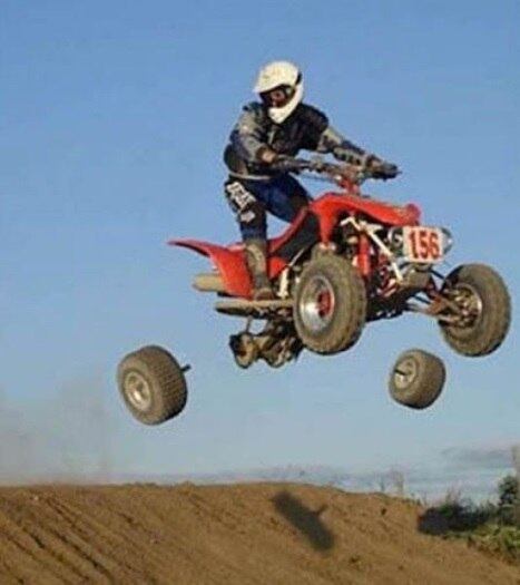 Não sabemos se essas pessoas são azaradas ou simplesmente sem noção! A verdade é que elas foram flagradas um segundo antes do desastre acontecer. E bota desastre nisso! Deve ter doído pacas! Divirta-se com as tragédias mais hilárias da web!
Esse cara é o mais azarado do planeta! Isso é hora para perder as rodas de trás?