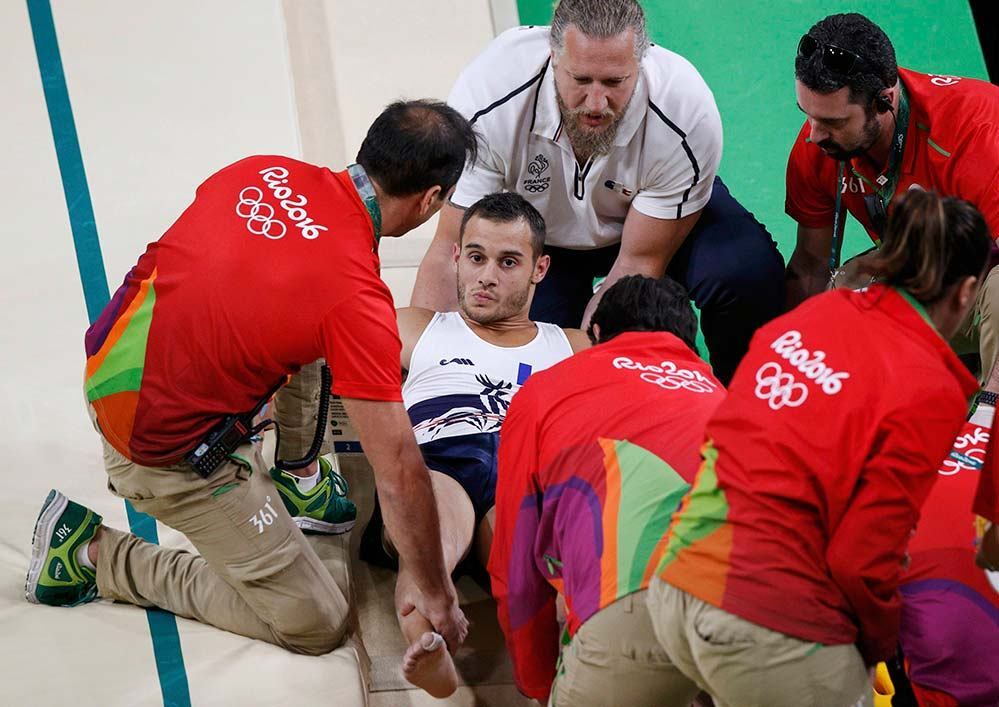 Ele foi prontamente atendido e deixou a Arena Olímpica imobilizado