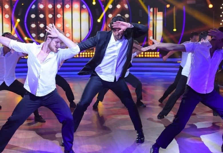 O apresentador Sérgio Marone colocou a plateia para dançar em uma performance muito sensual ao lado dos técnicos da competição