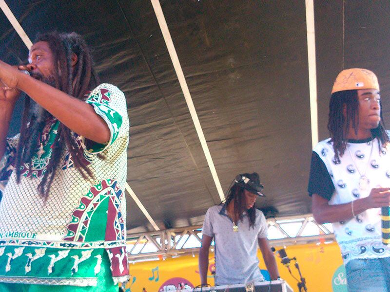 A grade teve atrações para todos os gostos, reunindo
públicos bastante diferentes a cada apresentação. Foi o caso das apresentações
do grupo de hip hop Nova Saga, seguida de Os Paraíbas do Forró. Enquanto os
primeiros trouxeram a turma do rap, com suas roupas pretas e estilo
inconfundível, os forrozeiros animaram casais