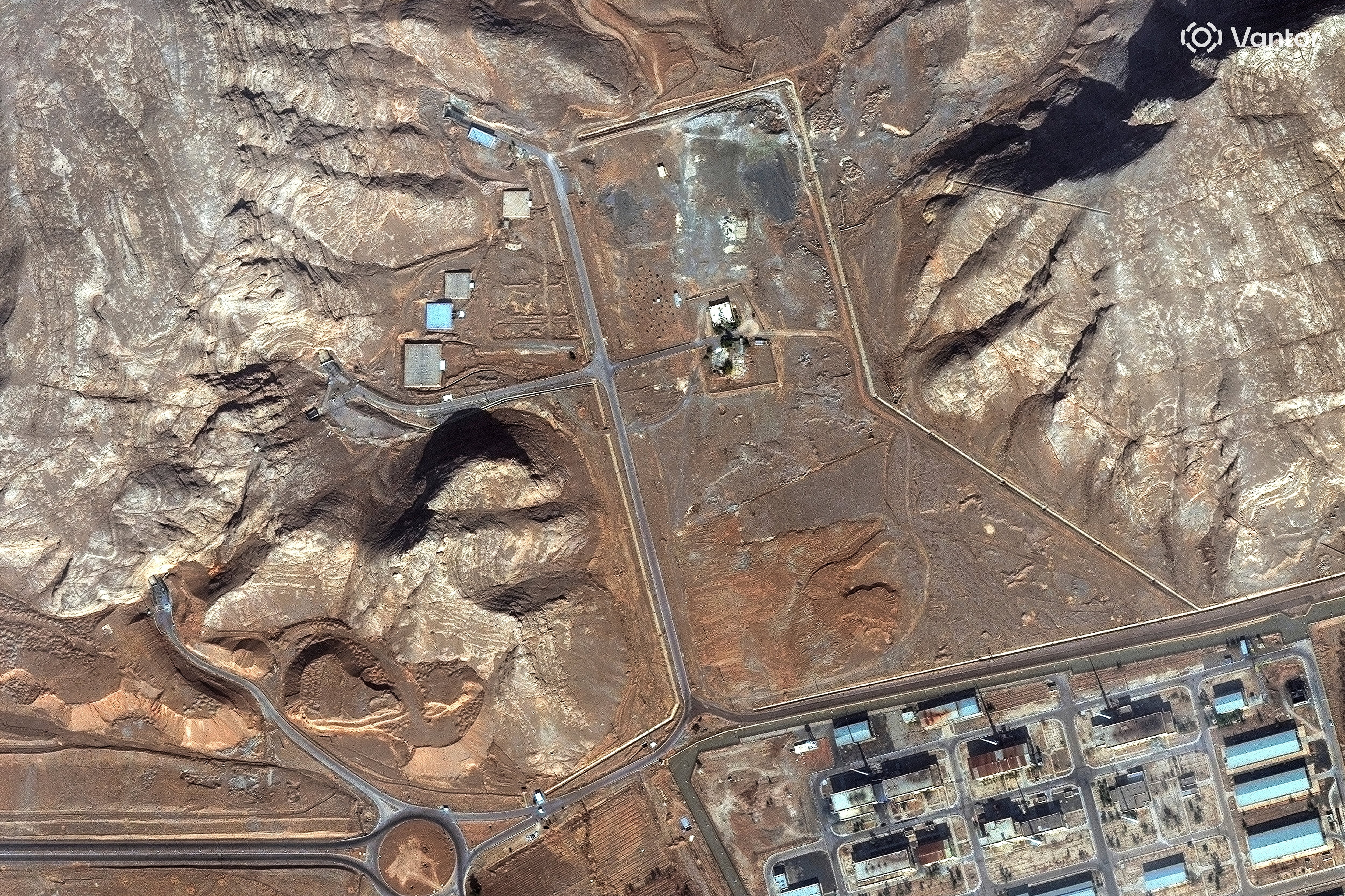 Imagem de satélite mostra entradas de túnel no complexo nuclear de Isfahan, no Irã