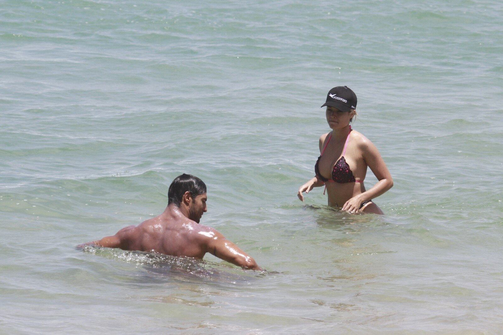 O casal também se refrescou tomando banho de mar