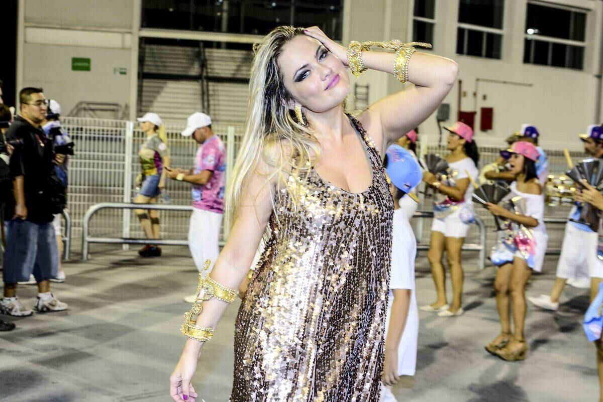 Ellen Roche desfila no ensaio técnico da Rosas de Ouro, em São Paulo