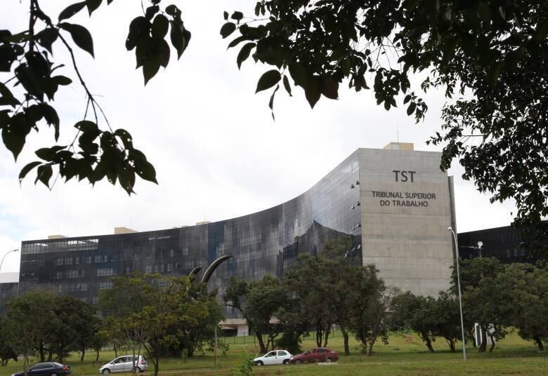 As indenizações materiais são determinadas pela Justiça com valores correspondentes ao custo que o trabalhador teve em consequência dos problemas trabalhistas, como um atendimento hospitalar.

Já a indenização em valores morais é referente a danos psicológicos sofridos pelo trabalhador. Por isso, é subjetiva e tem o valor estipulado pelo juiz, de acordo com o nível econômico do trabalhador