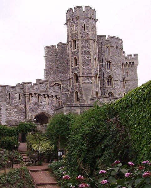 Na cidade de Windsor, no condado de Berkshire, na Inglaterra, está o Castelo de Windsor. Uma das principais residências oficiais da monarquia inglesa, é um dos preferidos da Rainha Elizabeth II, justamente porque foi sua casa durante a Segunda Guerra Mundial. 

Um dos lugares mais interessantes da construção é a casa de bonecos da Rainha Mary, que demorou três anos para ficar pronta e contou com o apoio  e trabalho de 1,5 mil pessoas 