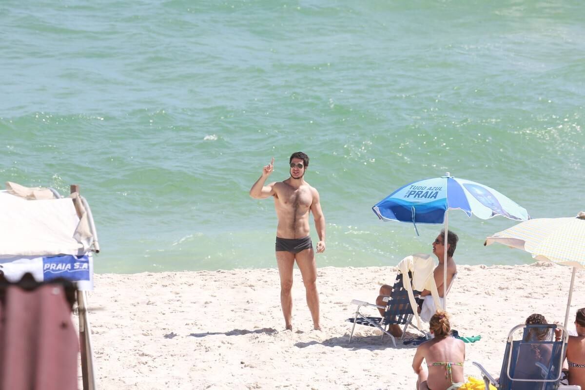 Emiliano D'Avila mostra atributos físicos em dia de praia no Rio