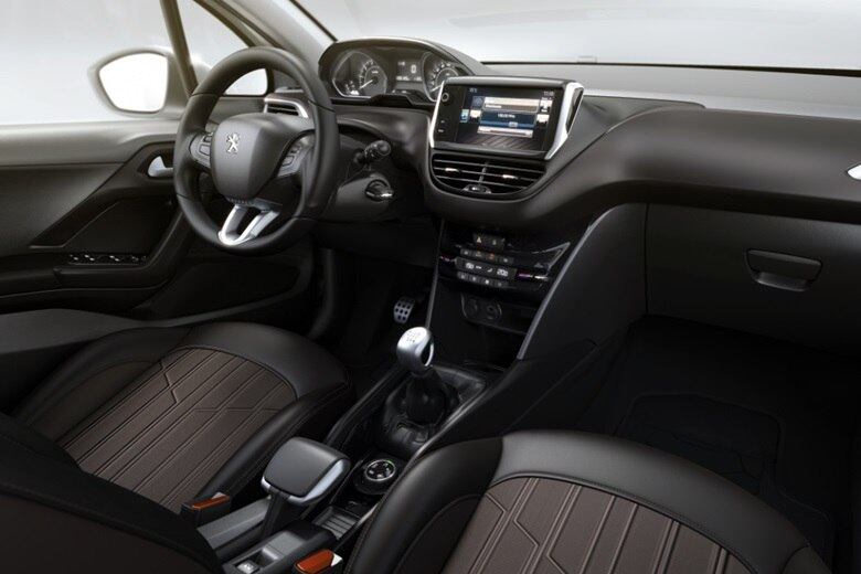 Quem busca espaço interno farto também pode se decepcionar com o 2008. Sua cabine é recheada de porta-objetos, mas o banco traseiro não leva três adultos com sobra, e o teto mais baixo (que compõe o design) faz o espaço aéreo parecer menor. Ainda assim, a ergonomia agrada, com bancos verticalizados que tentam transmitir a aura dos SUVs