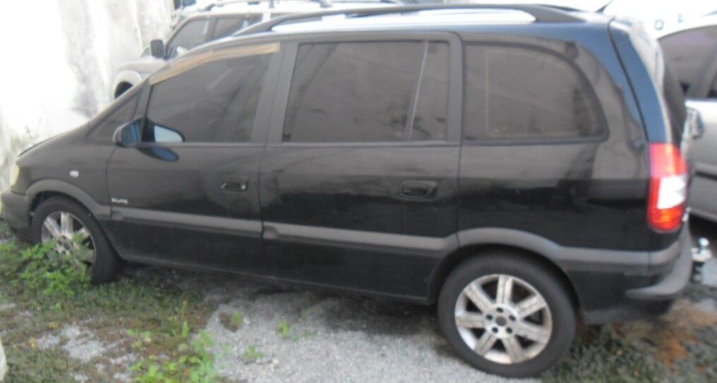 Se você prefere uma cor mais escuta, está disponível uma
Zafira 2009. O interessado pode colocar as mãos na chave do veículo pagando ao
menos R$ 30 mil