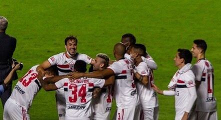 Jogadores comemoram o título