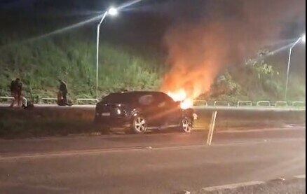 Carro dos criminosos pegou fogo na pista