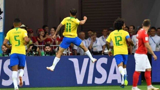 Seleção Brasileira comemorando o gol de Coutinho