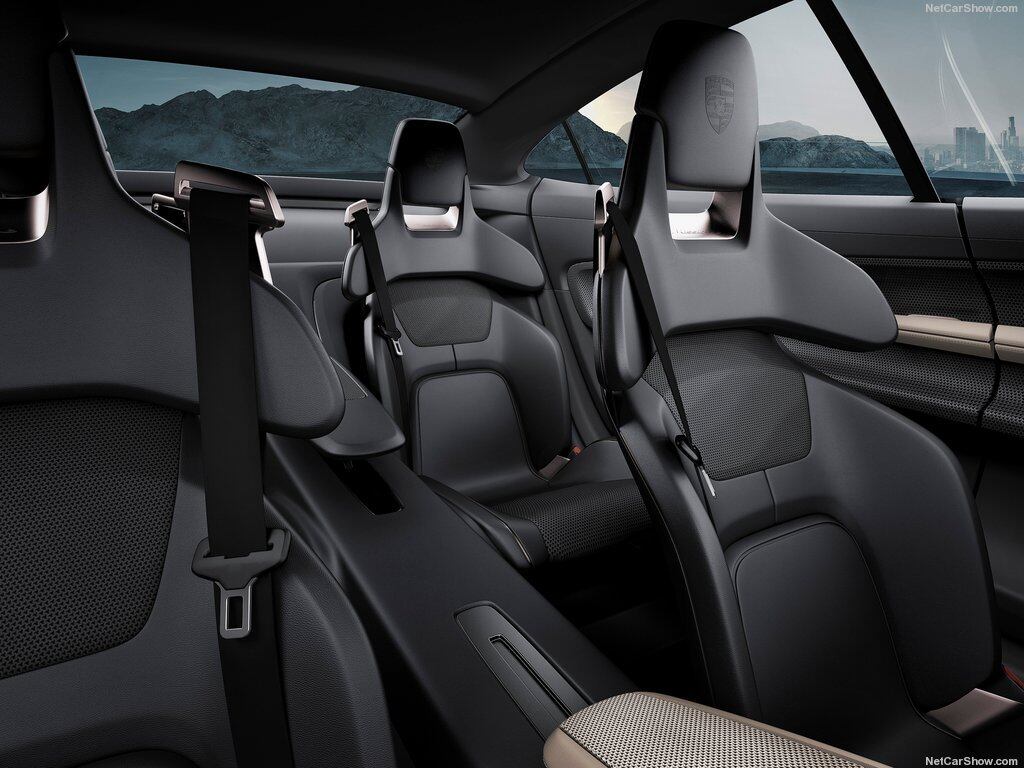 O veículo também tem 4 bancos individuais