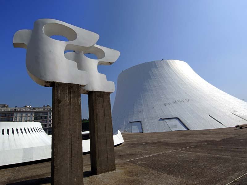 O Centro Cultural Le Volcan, na cidade francesa de Le Havre, foi projetado em 1982 pelo arquiteto brasileiro