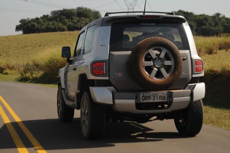 Por incrível que pareça, a nova geração da Troller T4, que começa a ser vendida em setembro, não tem airbags. Mas a proteção não é obrigatória desde janeiro deste ano? Sim. O problema é que o artigo 4 da Resolução 311 do Contran (Conselho Nacional de Trânsito) exime os fora-de-estrada de obedecer ao requisito. A Troller afirma que não instalou as bolsas "por se tratar de um veículo voltado a atividades off-road e sujeito a impactos constantes". LEIA MAIS

Saiba tudo sobre carros! Acesse R7.com/carros

