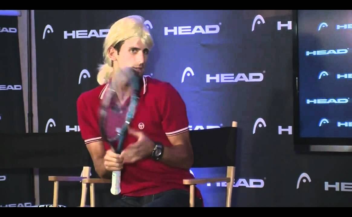 Um dos melhores tenistas do planeta é Novak Djokovic. O jogador manda bem em outra área também, na de humorista. Um dos passatempos favoritos do sérvio é imitar a russa Maria Sharapova e arrancar risadas dos fãs

Tá de brincadeira? Konami pisa na bola com amantes do PES