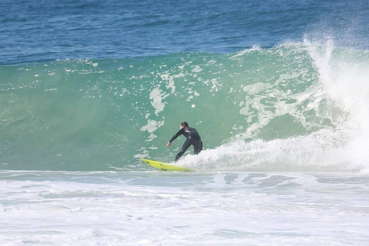 Cauã Reymond surfou no Recreio dos Bandeirantes nesta segunda-feira (21)