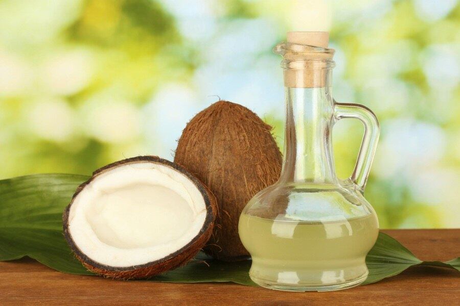 Óleo de Coco
O óleo de coco tem como principal característica promover saciedade por mais tempo; seu poder antioxidante natural retarda o envelhecimento, previne doenças como o câncer e reduz as taxas de colesterol no sangue. Cerca de 50% da gordura do coco é composta por ácidos graxos, que atuam diretamente no fortalecimento do sistema imunológico. Por ter o sabor mais adocicado, pode ser colocado em saladas de fruta e granolas, se consumido na forma líquida
