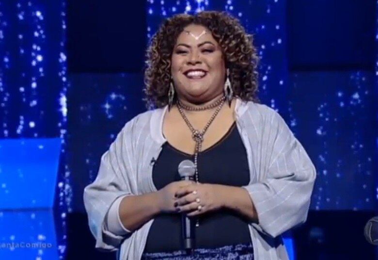 Prih Queiroz (Campo Grande - MS) encantou a plateia do Canta Comigo ao som de Sozinho, de Peninha e conseguiu conquistar 95 jurados. Ela foi a melhor classificada na sua edição e não precisou duelar para garantir a vaga na semifinal
