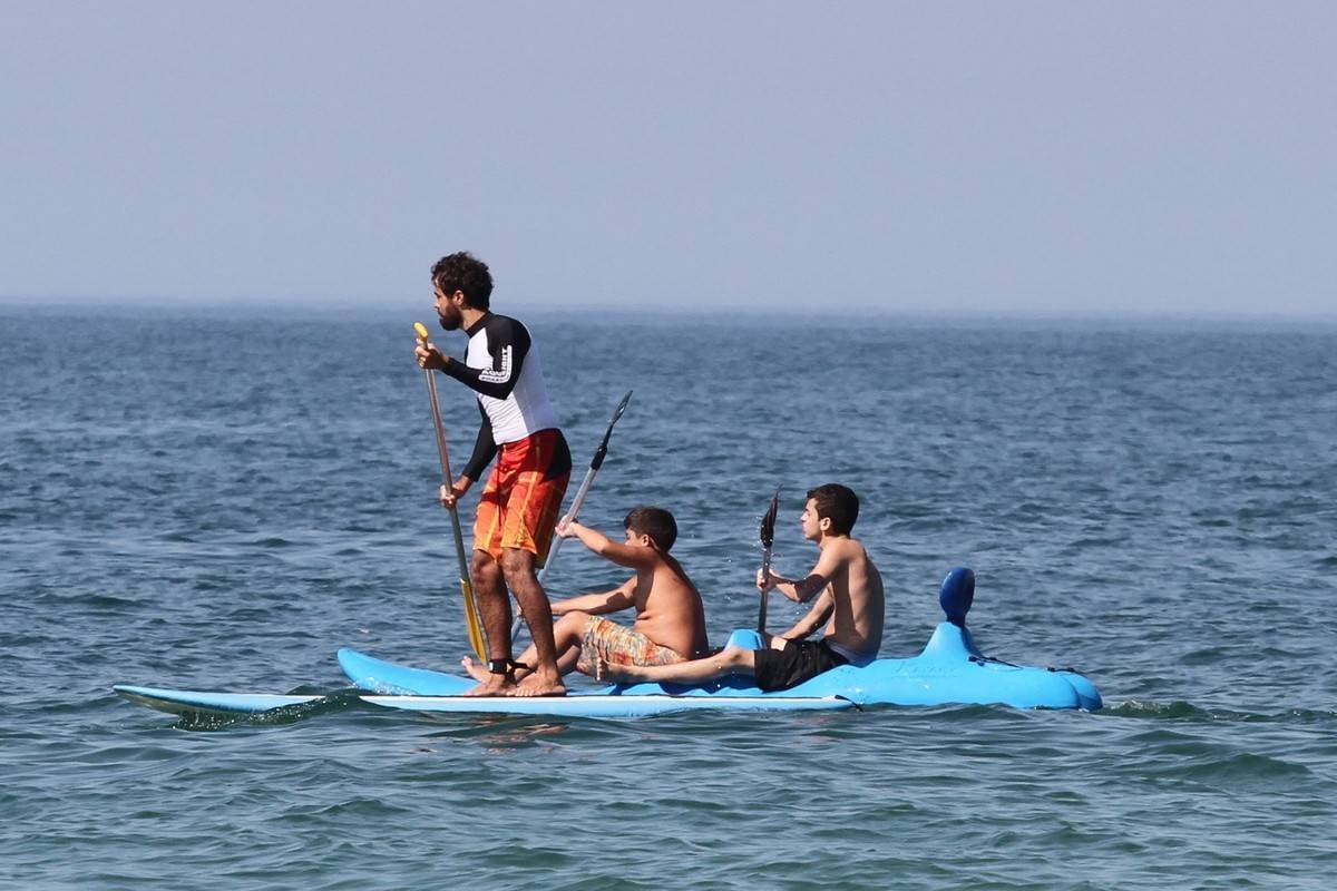 Bruno Gagliasso e Ricardo Pereira praticam stand up paddle na praia da Barra da Tijuca, no Rio