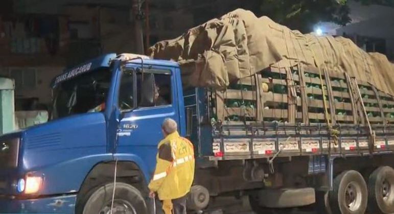 Caminhão carregado de abóboras bloqueia trânsito na região do Sacomã
