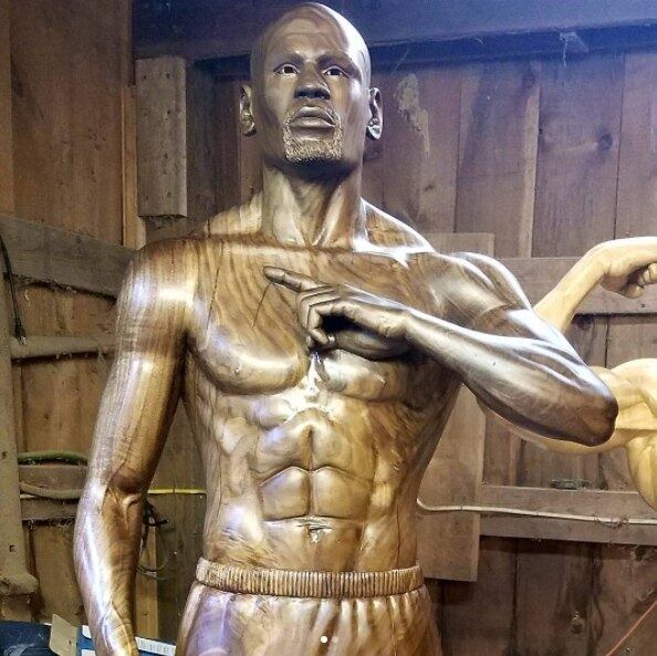 Carregada de detalhes, a réplica em madeira de Floyd
Mayweather possui alguns centímetros a mais que o pugilista de 1,73m