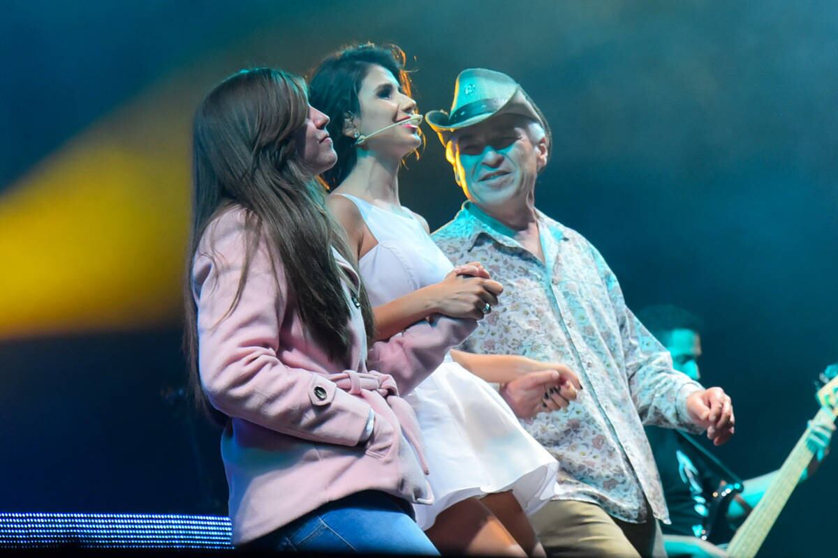 A cantora chamou o senhor de "vovô" e dançou com ele feliz da vida