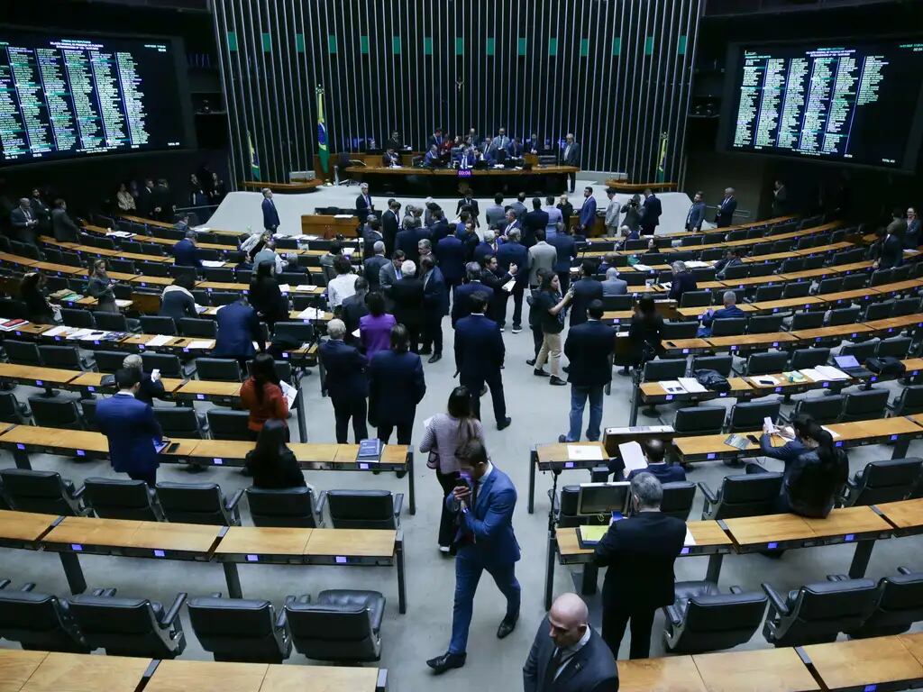 O PL (Partido Liberal) retomou, nesta terça-feira (12), a obstrução na Câmara dos Deputados após o presidente da Casa, Hugo Motta (Republicanos-PB), não incluir na pauta da semana a votação da PEC (Proposta de Emenda à Constituição) sobre o fim do foro privilegiado.