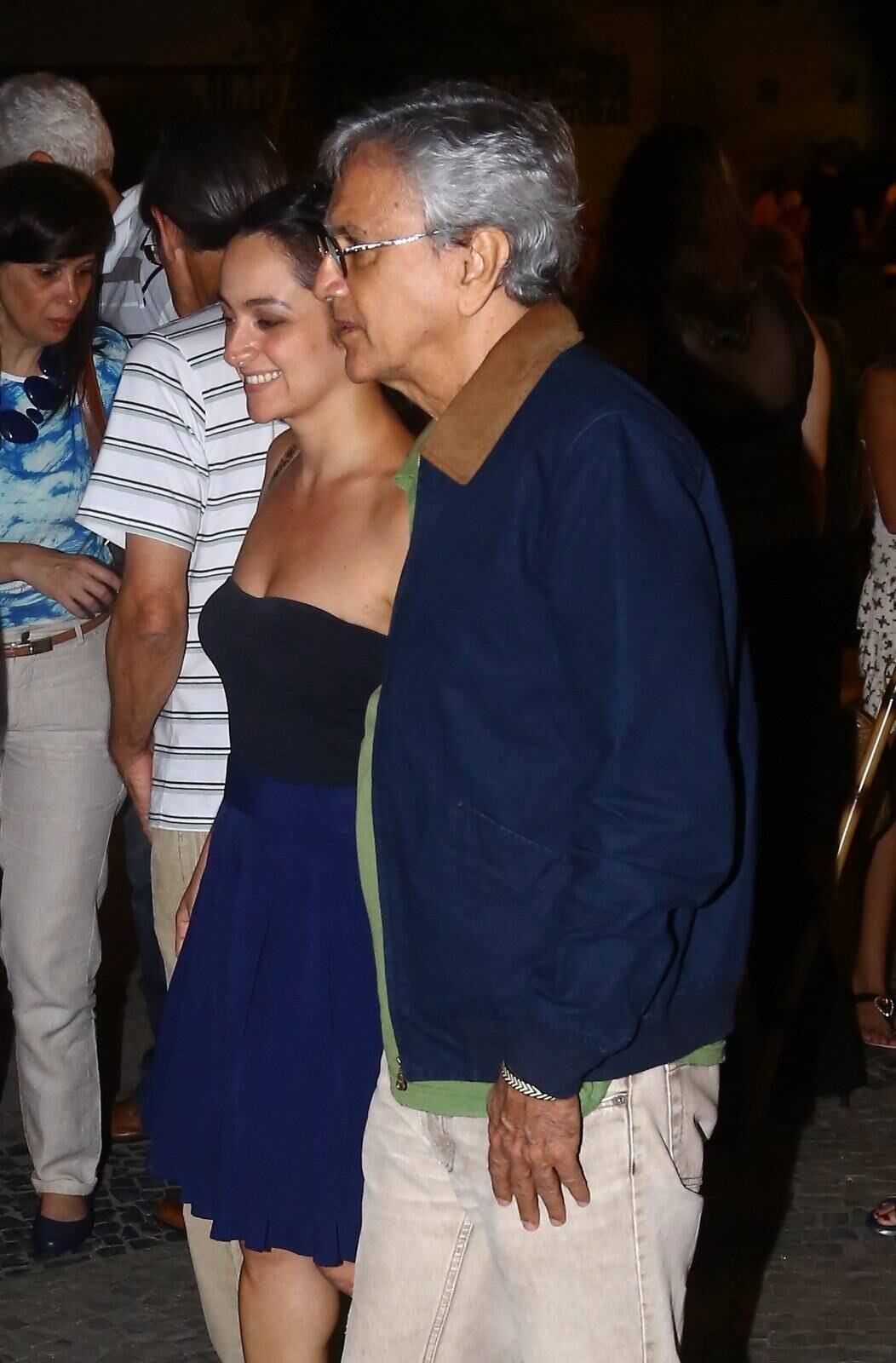 Caetano Veloso não desgrudou da morena