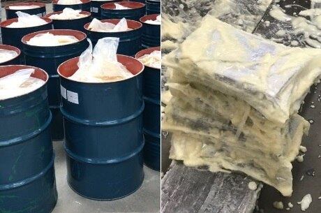 Tambores com óleo de palma e cocaína embalada no meio