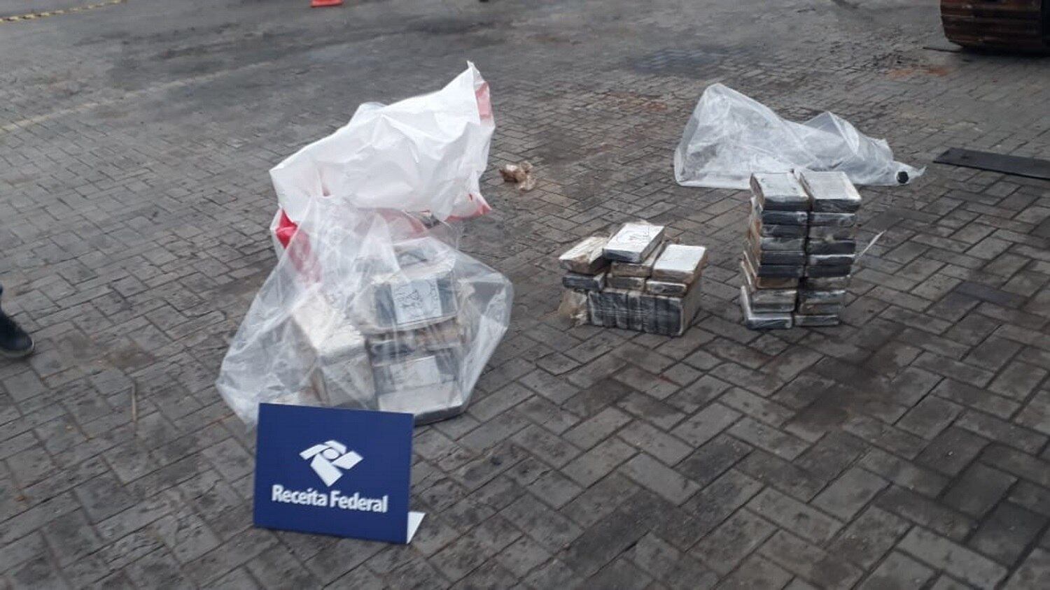 A droga interceptada pela
Receita Federal foi entregue à Polícia Federal, que prosseguirá com as investigações
