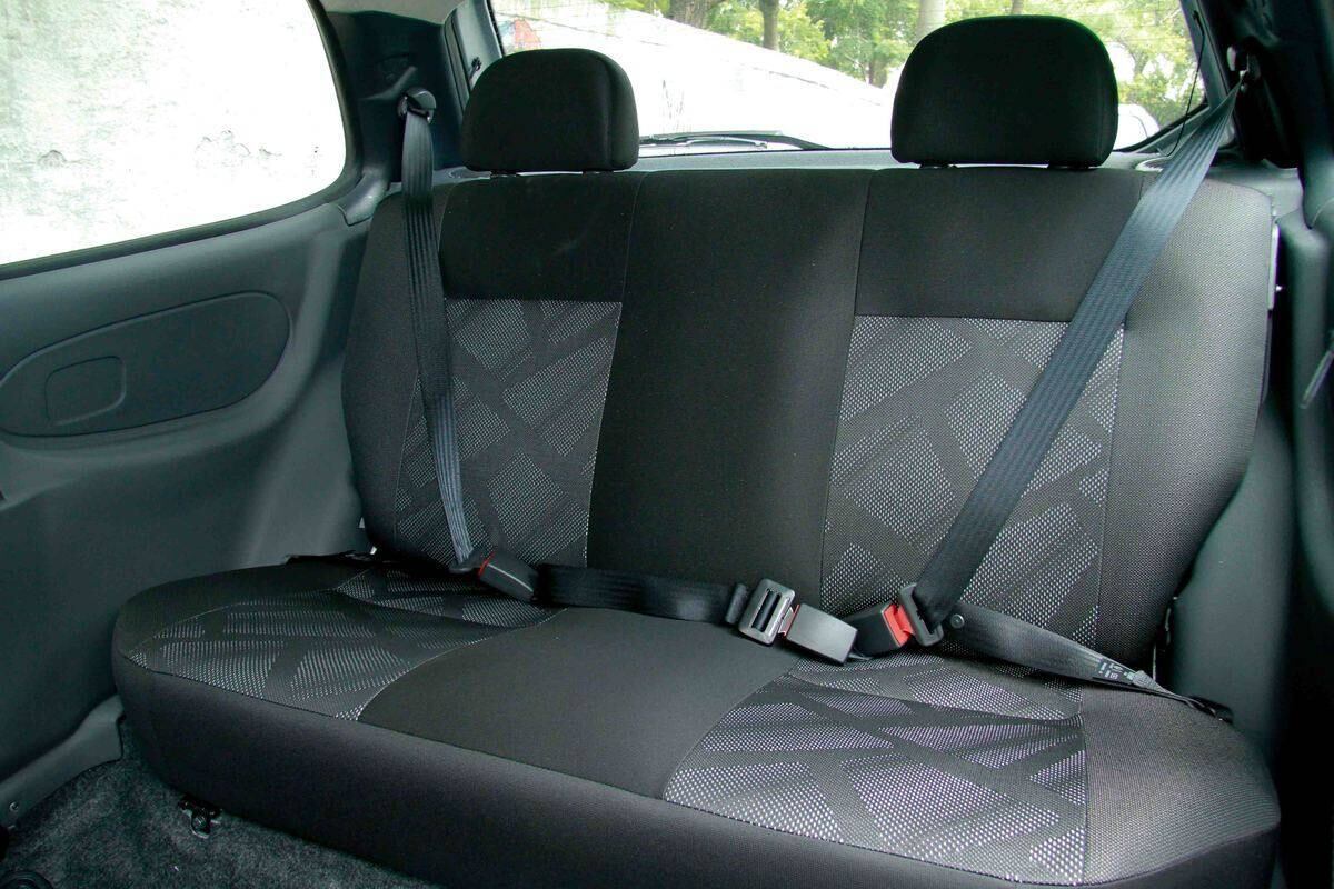 Atrás faltam cinto de três pontos e encosto para todos