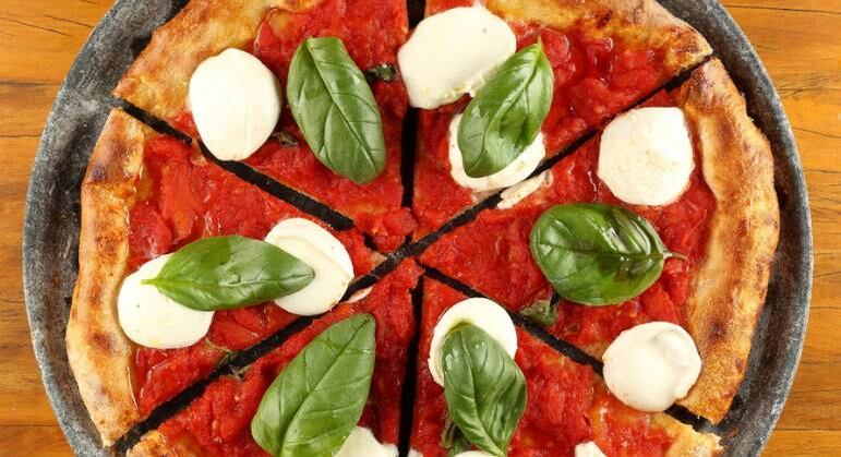 O Praça São Lourenço, um espaço agradável com muita natureza e mesas ao ar livre, em São Paulo, oferece pizzas com massa de longa fermentação, elaboradas com farinha italiana, e assadas no forno rústico à lenha. Aqui, a versão da clássica Margherita leva apenas molho de tomate italiano, muçarela de búfala artesanal e manjericão de folha larga, sem exageros. Para quem adora manter a tradição e prefere o lema "menos é mais" na sua pizza
