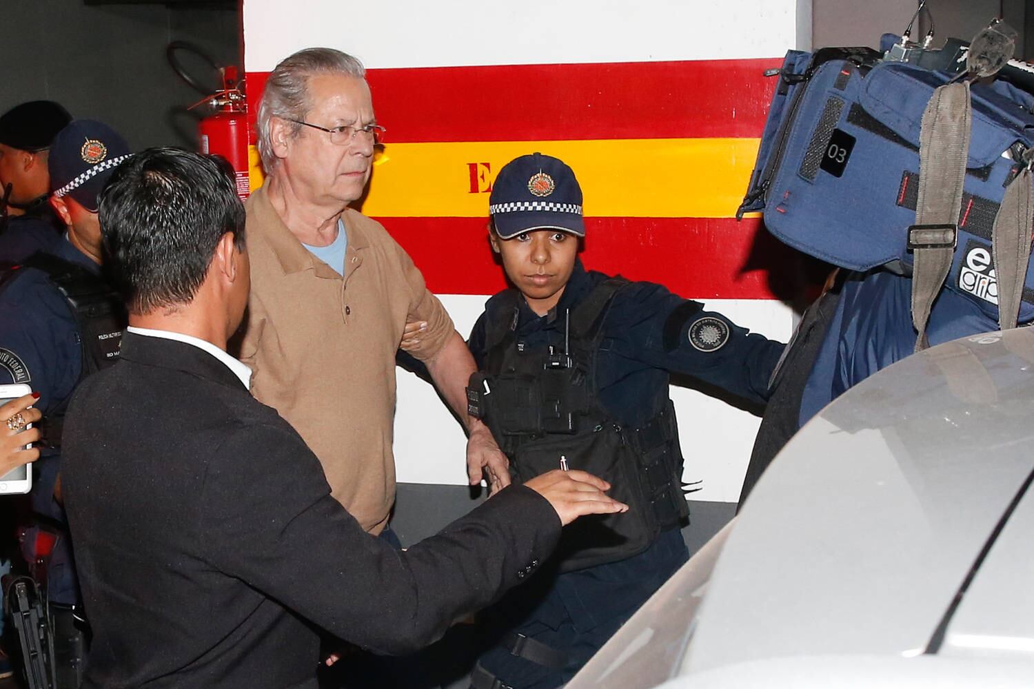 José Dirceu foi recebido com protesto no prédio onde vai morar