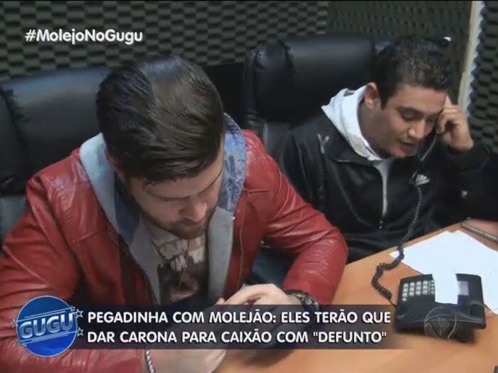 Os integrantes do Molejo encaram um locutor abusado, que trocava nomes e fazia perguntas indecentes. Durante o programa "ao vivo", fãs do grupo ligavam e faziam questionamentos cabulosos sobre a carreira da banda 

+ Quer assistir às íntegras do programa Gugu? Acesse R7 Play e veja quando e onde quiser!