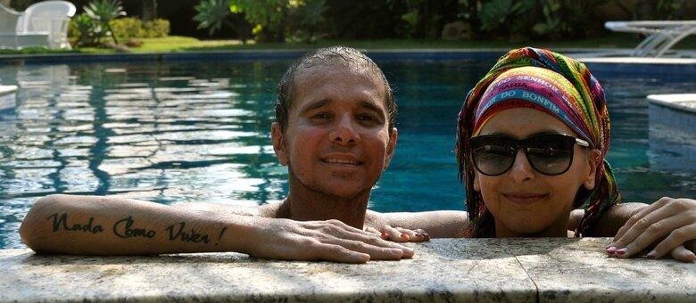 Netinho aparece na piscina ao lado de uma amiga; cantor continua tratamento em sua casa, na Bahia