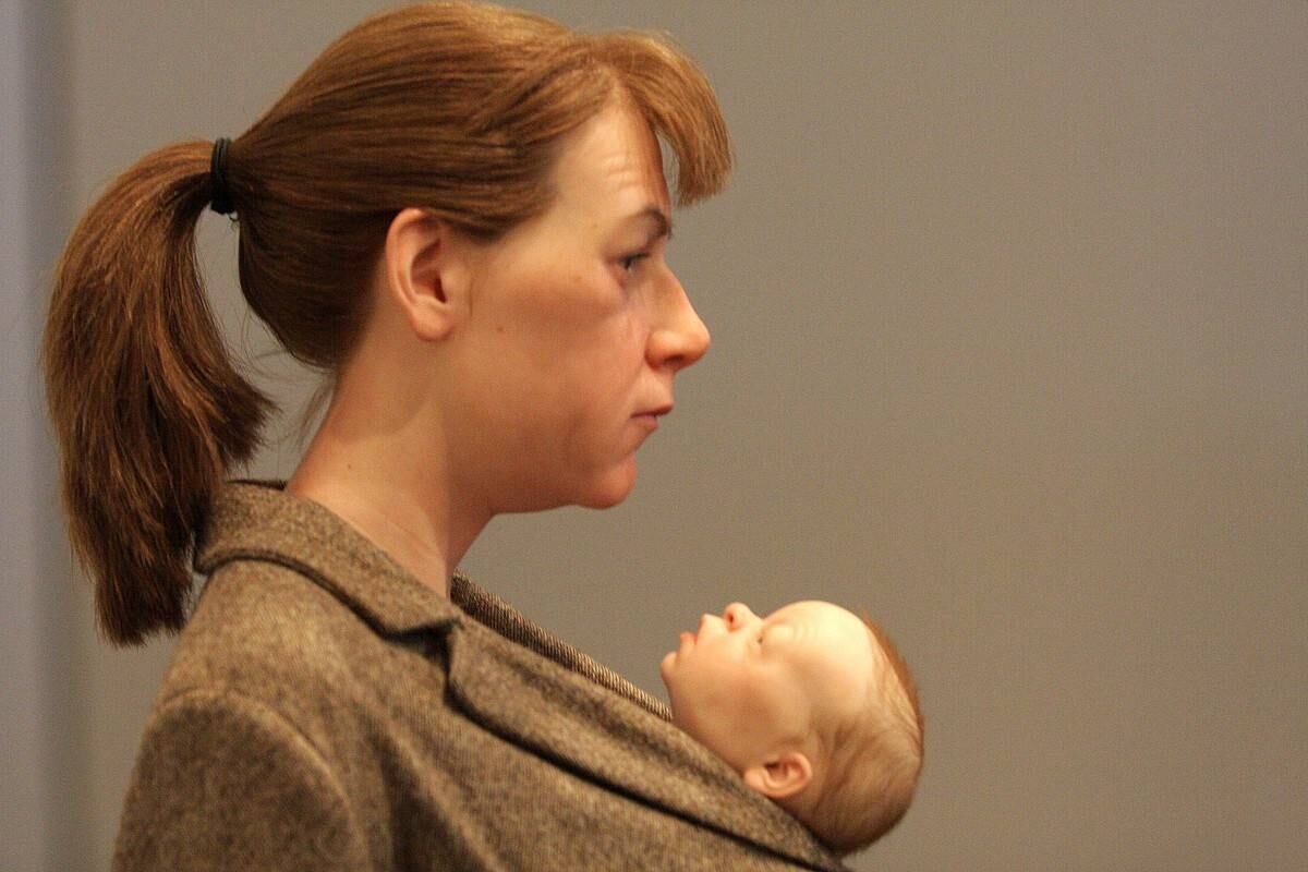 O artista usa resina, fibra de vidro, silicone e pintura acrílica para alcançar o resultado hiper-realista