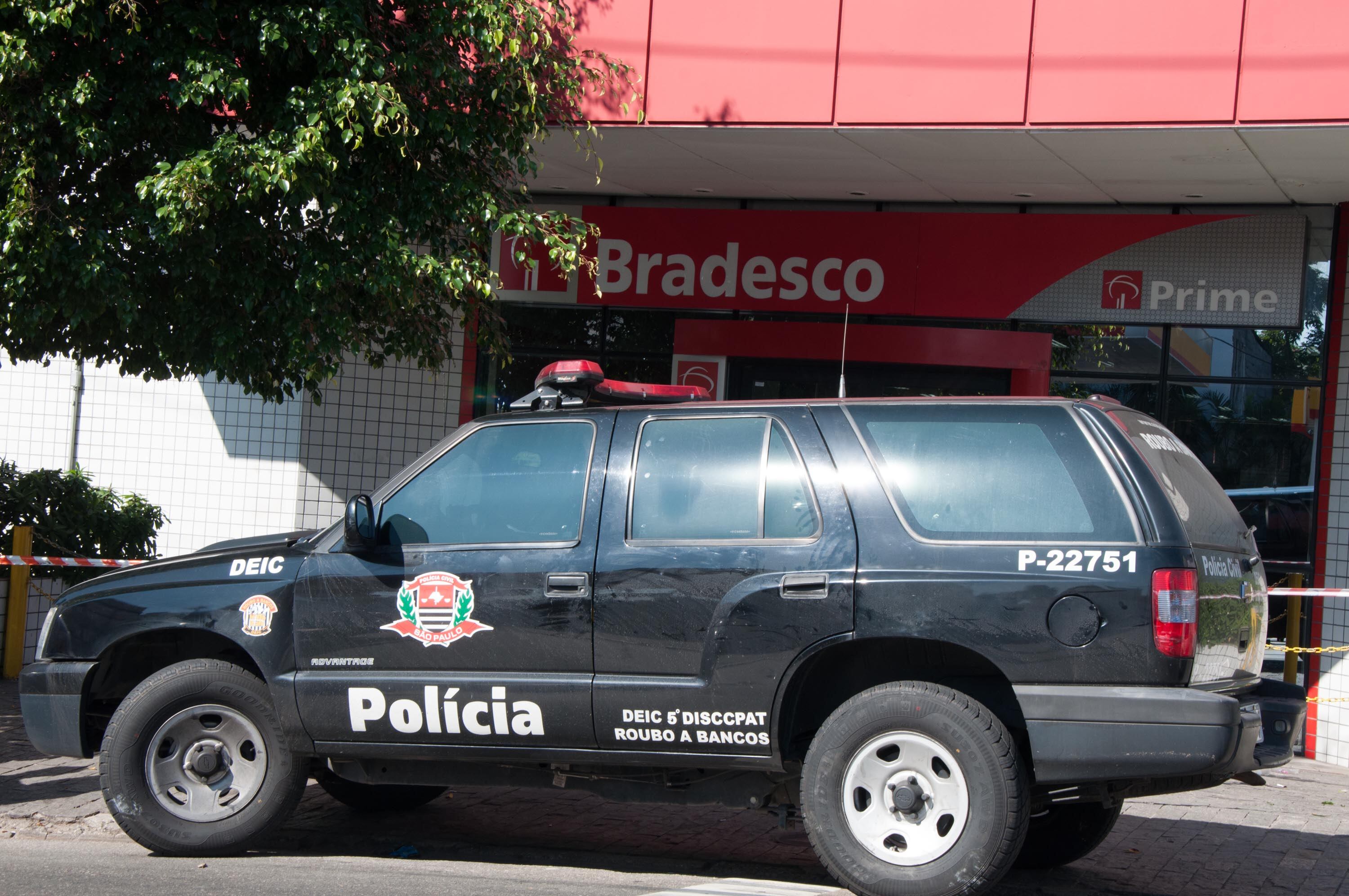 Cerca de dez homens invadiram a agência, na Vila Rica