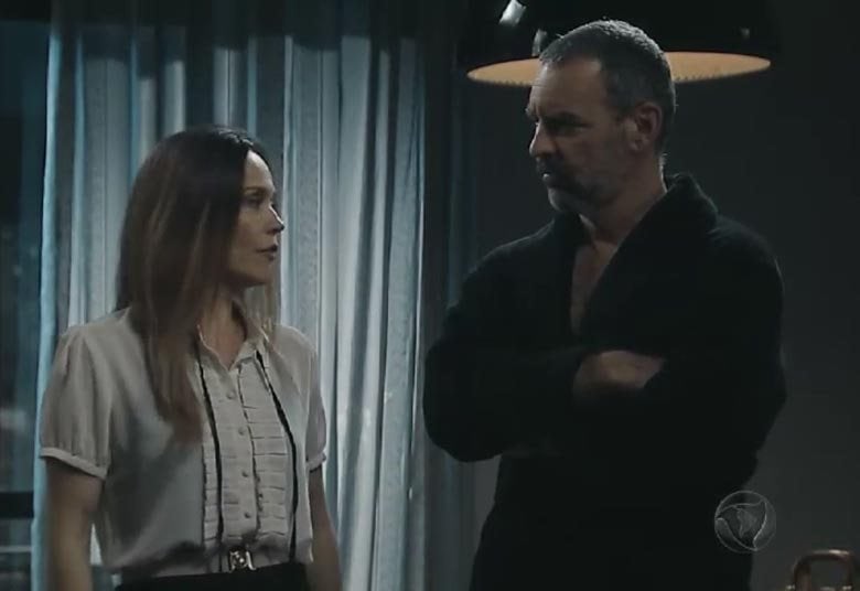 Geraldo assiste à
manifestação em um motel ao lado de Soraia e deixa clara a relação amorosa
entre os dois. Ela aproveita para reforçar que a categoria quer a greve,
mas o líder sindical diz que isso seria um desastre. Eles param de discutir e
vão para a cama
+ Com a política no sangue, Rico se vê dividido entre dois mundos. Assista!
+ Conheça os personagens da minissérie Plano Alto
+ “Foi um desafio falar a respeito da nossa situação governamental”, diz autor da minissérie