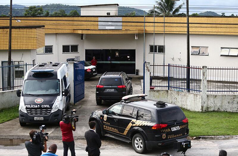 Policia Federal chega no IML de Bracuhi, onde estão os corpos das vítimas. O advogado Francisco Prehn Zavascki, filho do ministro Teori Zavascki, afirmou que o velório do corpo do pai vai ser realizado na sede do Tribunal Regional Federal (TRF) da 4ª Região, em Porto Alegre, onde o ministro atuou como desembargador. "A data e horário dependem da liberação do corpo, mas será no Tribunal Regional Federal, que é na verdade o prédio que ele inaugurou, construiu a carreira e tenho certeza que se tivesse que escolher é onde ele se sentiria em casa", disse o filho de Teori
 

