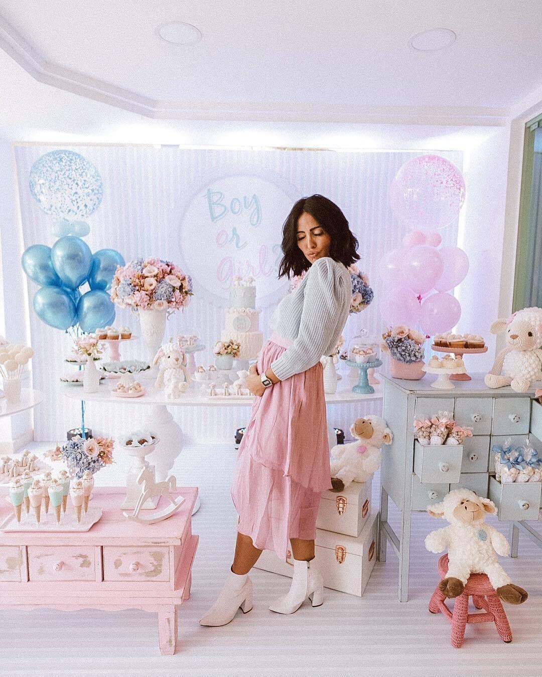 Jade Seda anunciou que estava grávida em novembro deste ano. Um mês depois, a blogger e o namorado, Bruno Guedes, também souberam que a gestação é de um menino
Leia mais: Jade Seba comemora 25 anos com a presença de celebridades