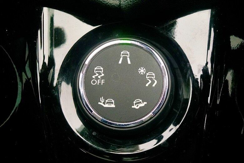 Outro destaque do modelo é o sistema Grip Control, voltado a terrenos de baixa aderência, que é regulável por meio de um botão giratório no console central. O sistema se adapta ao terreno agindo sobre as rodas dianteiras e tem
cinco modos de utilização: normal, neve, barro, areia e desligado (off)