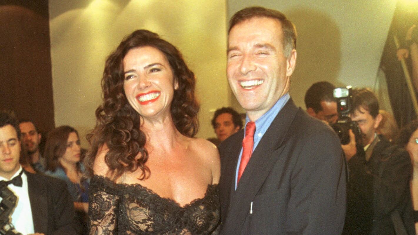 Amodelo e atriz Luma de Oliveira posa com o marido, o empresário Eike Batista, ao chegar para o "Festival do Rio BR 2002, no Cine Odeon, no centro da cidade