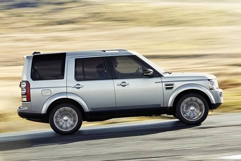 Nas laterais, a única mudança feita foi o reposicionamento da plaquinha de indicação do motor, que ficava na tampa traseira e foi deslocada para a parte interna das portas dianteiras — próximas aos para-lamas

LEIA A AVALIAÇÃO COMPLETA DO NOVO LAND ROVER DISCOVERY

Saiba tudo sobre carros! Acesse R7.com/carros