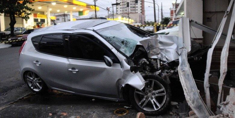 Motorista perde o controle do carro e invadiu a garagem de uma casa, no bairro do Cambuci, na zona sul de São Paulo.
