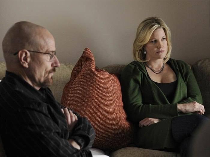 

ELA É JUSTA

Exatamente por ser honesta
consigo mesma e com os outros, como dito no tópico anterior, Skyler consegue
ser justa como poucos. Tenta enxergar no outro aquilo que ele realmente é. Com
qualidades e defeitos. Tudo na balança. Se tiver amor envolvido na história
então, aí é que tudo é pesado antes de ter seu devido julgamento. Sorte de
Walter White,  que vai mostrar seus
defeitos abertamente — e precisará mesmo que a mulher lembre de suas
qualidades antes de condená-lo