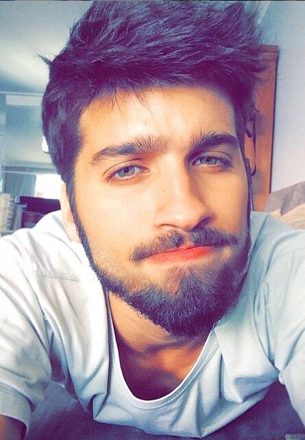 Com o sucesso, ele conta que têm recebido muitas cantadas, de mulheres e homens, em sites e redes sociais nos quais é citado. 

— Rolaram cantadas hilárias. Do tipo “Sério, você foi feito pra mim. Por favor acredita em mim, você foi feito pra mim”.

