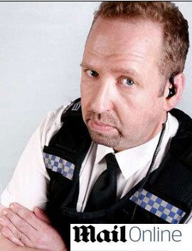 O
sargento Alfie Moore, comediante nas horas vagas, começou a fazer piadas sobre
o dia a dia nas forças armadas por hobby, há cinco anos, quando começou a
trabalhar como detetive da policia de Humberside, em Scunthorpe. Em 2011, Moore
participou de um festival fazendo shows de stand-up